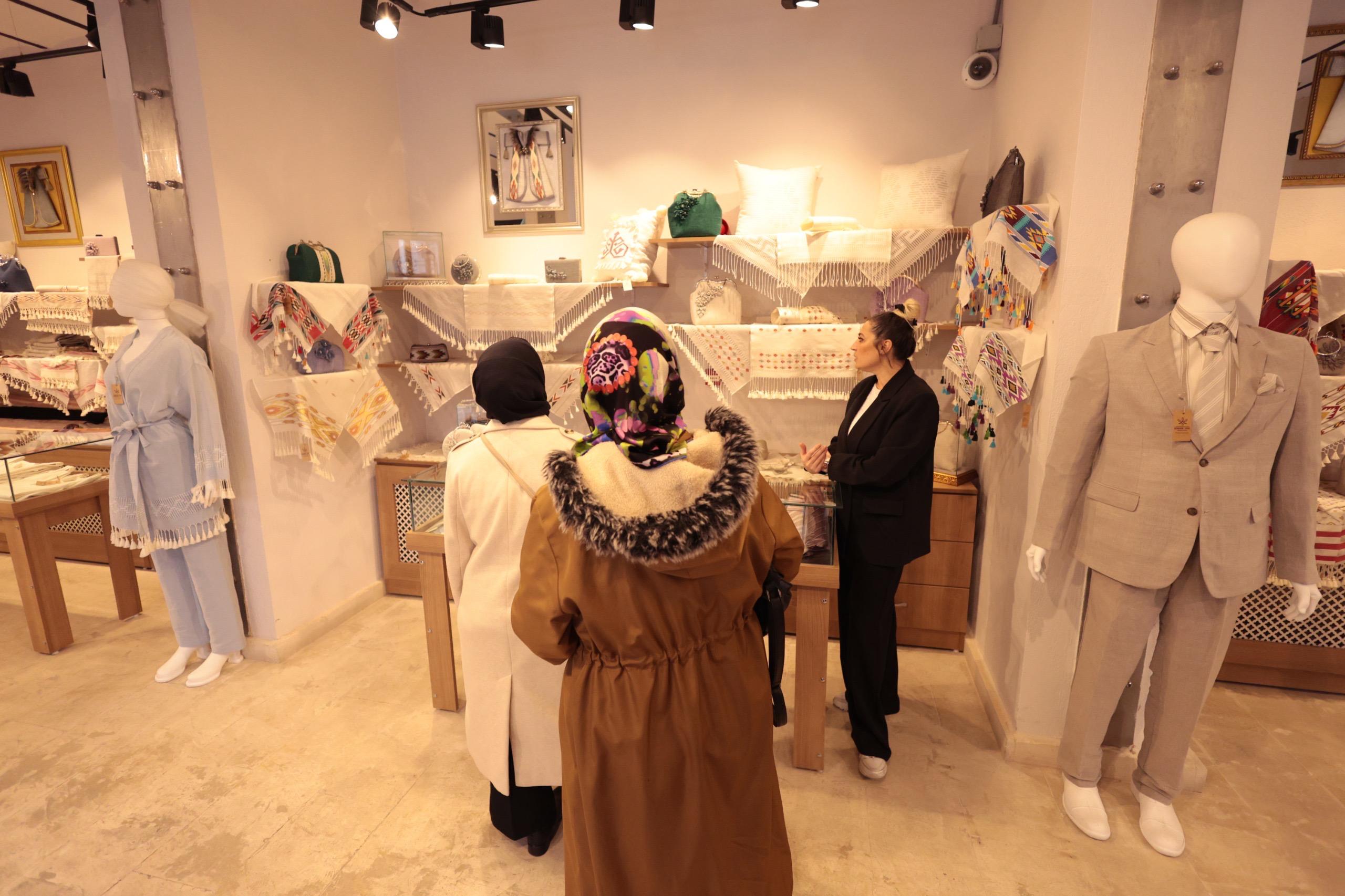 KENEVİR VE İPEK DOKUMA ATÖLYESİ HEM ÜRETİYOR HEM DE KADIN  İSTİHDAMINA KATKI SAĞLIYOR